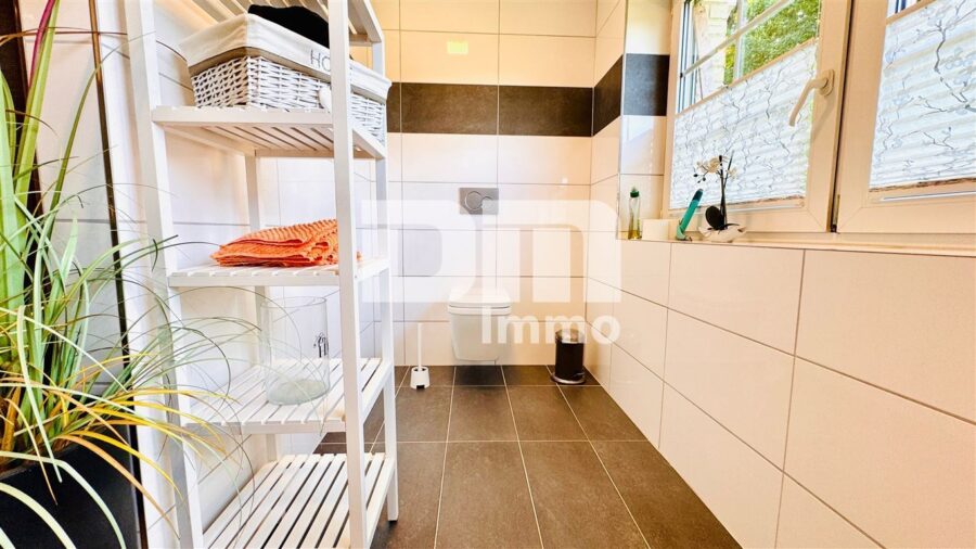 Hochklassiges Einfamilienhaus mit Einliegerwohnung in Bestlage auf großem Traumgrundstück - OG / DG Badezimmer / Dusche ebenerdig